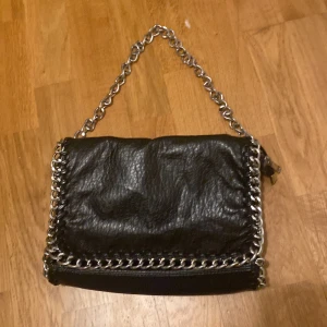 Tiamo väska - Säljer denna för att Den inte kommer till användning. Skriv om ni vill ha fler bilder inte använt så mycket. Fint skick🥰