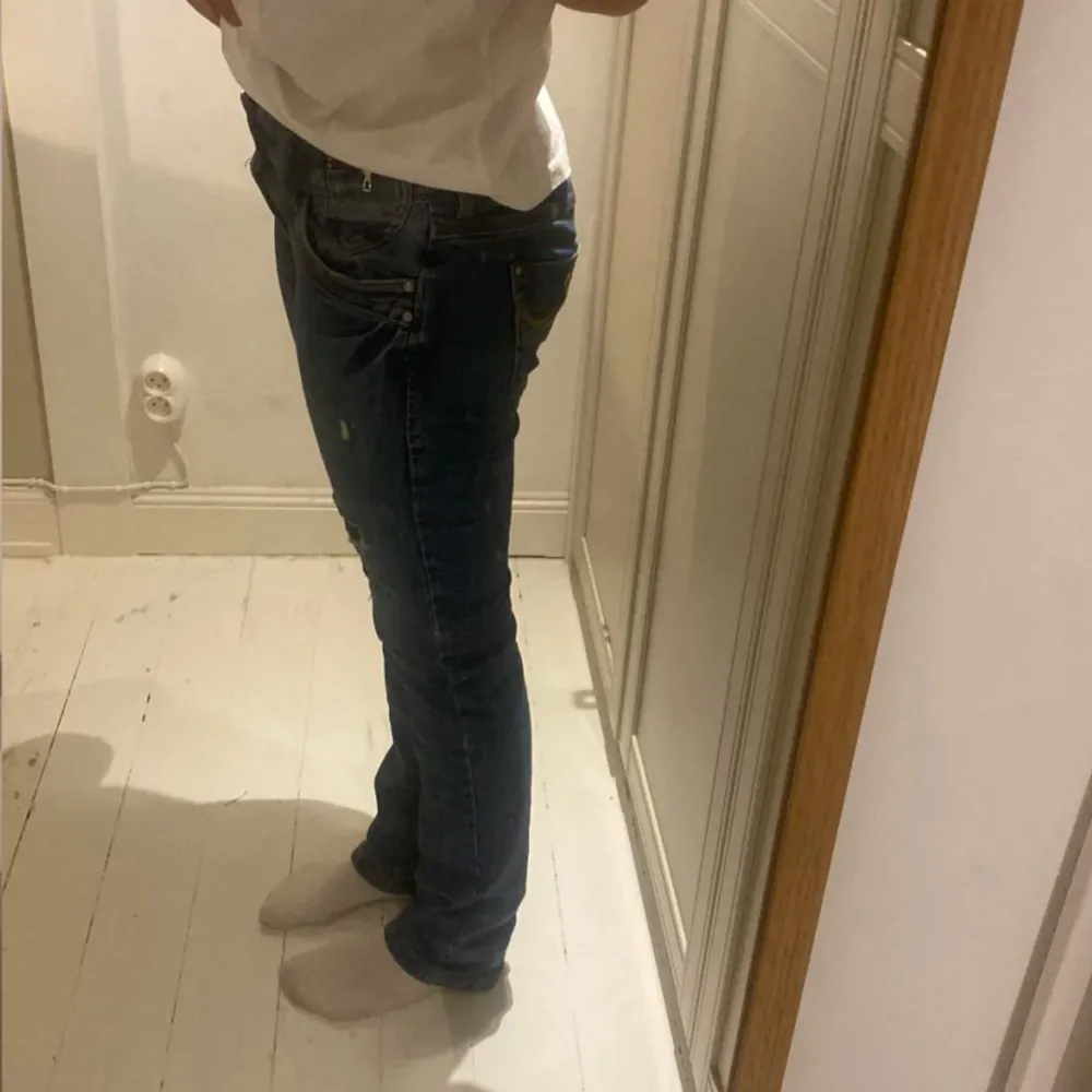 Jätte snygga lågmidjade jeans i storlek 29/32💓LÅNADE BILDER! Säljer då de inte alls passade mig i storlek! Vill bli av med de så fort som möjligt så skicka prisförslag💓. Farkut & Housut.