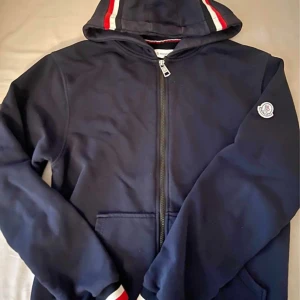 Moncler hoddie  - Säljer monicker videor i färgen mörkblå och svart i storlek S till XXL 