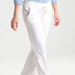 Roxy linnebyxor - Snygg Roxy linnebyxor i mycket fint skick. Köpta på zalando för 600kr. (Sista bilden är lånad)Skriv för egna bilder😇