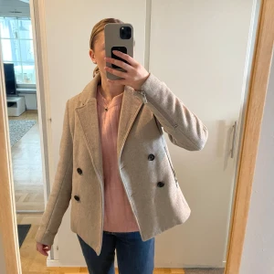 vinter kappa - säljer nu min älskade vinter kappa/kavaj. den är fodrad och fungerar både under hösten och vintern. Är köpt second hand för 300kr men är från ett exklusivt märke från början. har en liten skada i ena fickan annars i så fint skick.