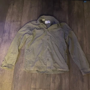 Overshirt SelectedHomme  - SelectedHomme Overshirt i grönt. Är väldigt stilren, inga fläckar eller skador. Skick 7/10. Pris kan diskuteras 