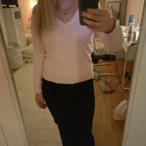 espirit ljusrosa långärmad 💗 - Jag köpte den på röda korset för ca 2 månader sen, sedan dess har jag aldrig använt den. Den är så fin dock och det är såå skönt material, tröjan passar så bra till vintern och våren💗 den är lite mindre än en L, passar mer som en M tycker jag.  kööpp