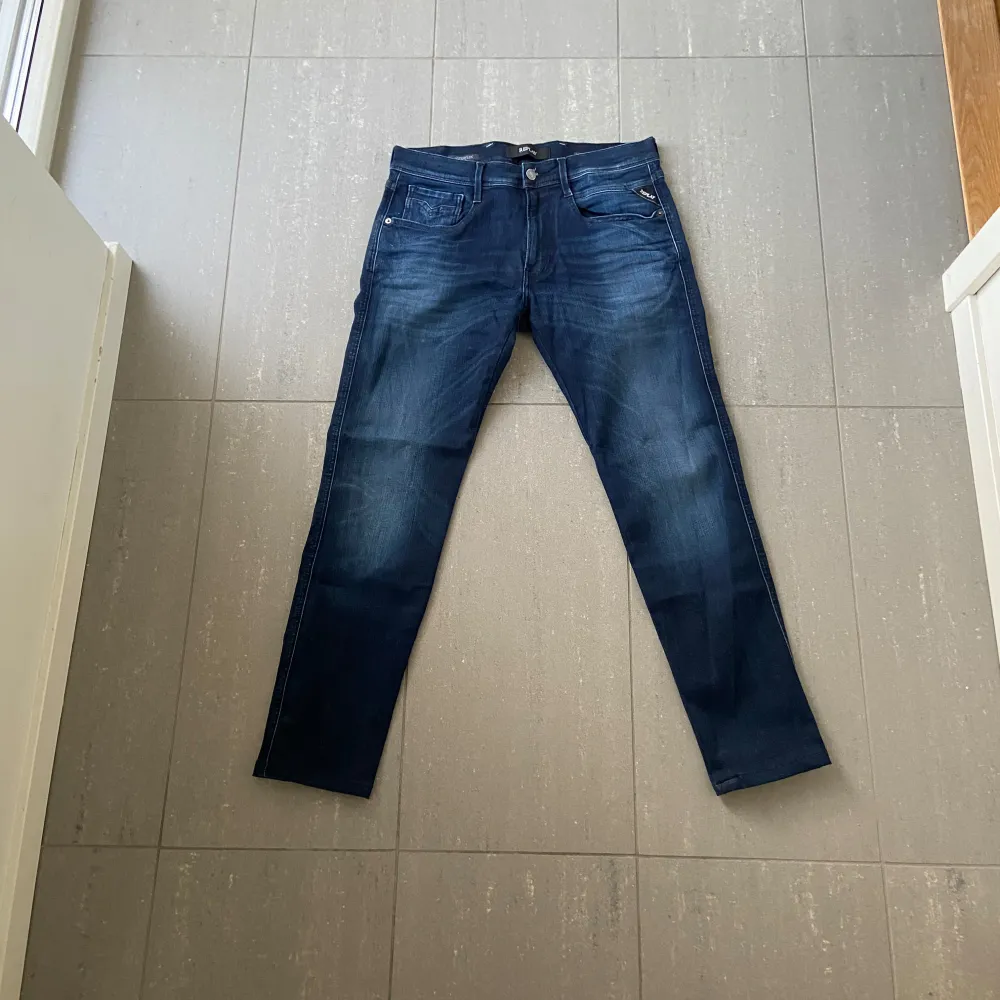 Säljer nu dessa replay Anbass Hyperflex jeans, skriv för fler bilder/frågor🙌🏼. Jeans & Byxor.