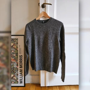 Premium Lambswool Crew Neck - Stickad ulltröja från Uniqlo, storlek S, skick 4/5.