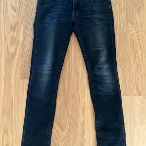 Nudie Lean Dean 31/32 - Nudie Jeans i bra skick och utan defekter. Modellen Lean Dean och storlek W31 L32