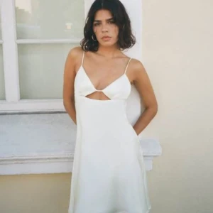 Zara Satinklänning  - En vit satinklänning från Zara, använd EN gång🤍Jätte fin öppen i ryggen med korsade band. Den är lite mindre i storleken så utifrån ens byst så passar den både S/M även fast det är en L. (Liten i storleken) 