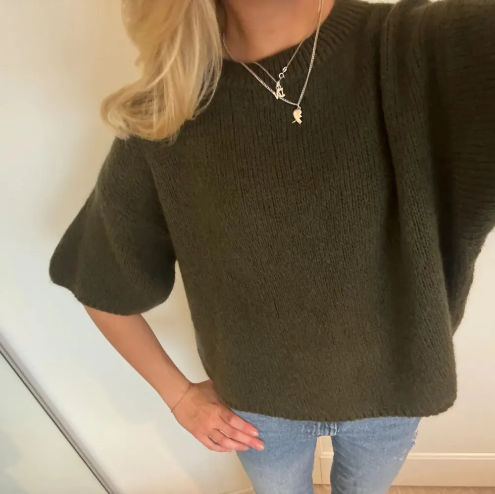 Superfin mörkgrön stickad tshirt i ull som är köpt i en liten butik i paris😍 aldrig använd och nypris ca 1000kr. T-paidat.