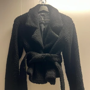 Teddyjacka - Teddy jacka med bälte i midjan