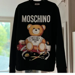 Moschino tröja  - Tjenare säljer nu min riktigt feta moschino tröja så skriv om mer info💫kan byta mot nått fett oxå