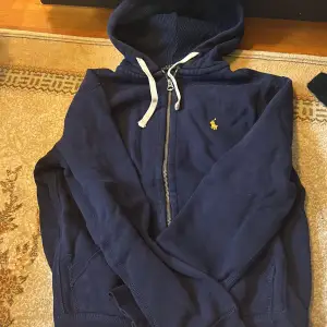 Marinblå ralph lauren i storlek XS.