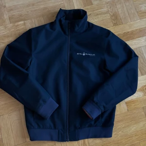 Mörkblå vindjacka från Sail Racing - Säljer en sail racing wind breaker då den har blivit för liten för mig. Storlek S men skulle säga att den även passar dem som har storlek M. 