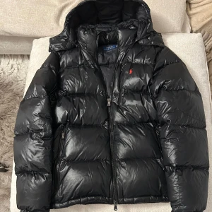 Ralph Lauren Glossed Jacka - Säljer min Ralph Lauren jacka som jag köpte förra vintern då den är för stor. Den användes en del men skicket är fortfarande bra, 8/10. Den är äkta och beställd ifrån Zalando. Nypris 6095 kr