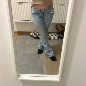 Low rised jeans  - Säljer denna snygga lowrised jeansen som har snygga fickor där bak. 