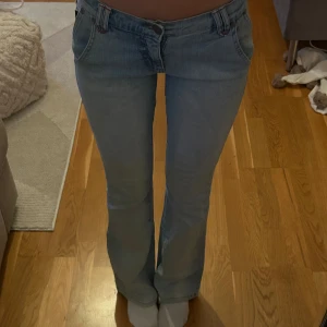 Low waist bootcut jeans  - Säljer mina jeans för att de ej kommer till användning då dom är för små( mina syster på bilden) hon har oftast storlek 34.  Midjemått rakt över ca 34cm  Innerbenslängd 80cm 