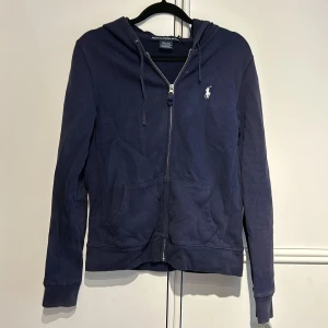 Ralph lauren zip hoodie - Mörkblå zip-hoodie från Ralph Lauren! Vet inte om det är herr eller dam men skulle säga passar båda. Lite solblekt efter användning men inte mycket. 