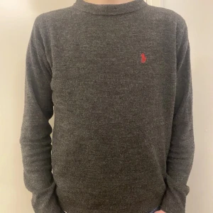 100% Cashmere Ralph Lauren tröja - Säljer nu min 100% Cashmere Ralph Lauren tröja då jag har växt hur den, dens skick är 10/10 som ny och har inga skador, sitter som M/S
