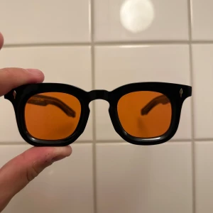 Jacques Marie mage - Nya solglasögon från L.A hetaste trenden inom solglasögon. Görs i begränsad utgåva detta är par 84/500.  Bara söka på märket så förstår man vad kvalitet och hur exklusivt märket är.  Nypris 590 euro köpta på LAX flygplats