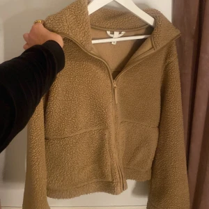 Teddy Jacka - Här säljer jag min Teddy jacka från hm då den inte kommer till användning längre, stolek S och i bra skick, skriv för prisdiskutering eller frågor💞