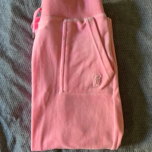 Juicy couture byxor  - Jag säljer också ett par rosa juicy couture byxor som är använda ett fåtal gånger. Köpta på jackie på MOS, säljer då jag inte använder dem längre. Använt dem mer än de gröna byxorna iallafall. Skriv till mig om ni har några funderingar!💞