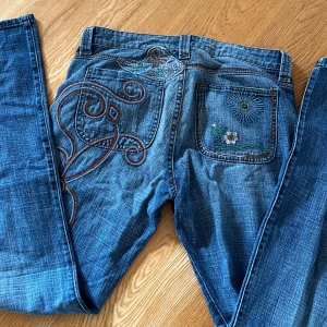 Lågmidjade jeans - Jättecoola Lågmidjade straight jeans med broderade detaljer, passar till allt men väldigt unika och långa på mig som är 175🥰