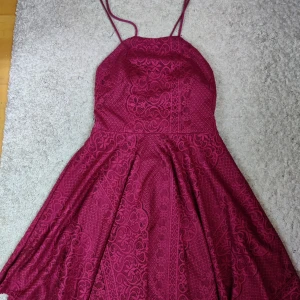 Klänning - Superfin vinröd kortklänning! Jättefint skick, endast använd fåtal gånger. Finns inlägg i toppen! Storlek M/L