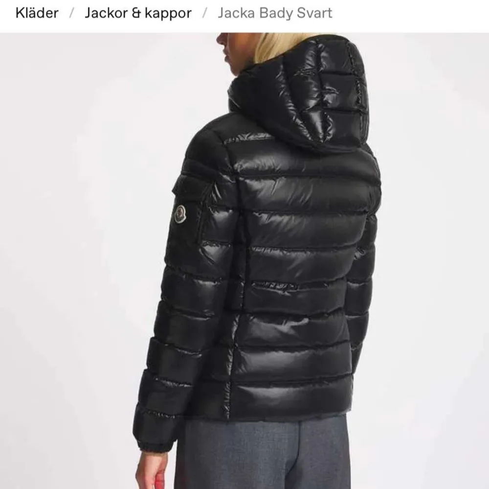 Säljer denna Moncler Bady jacka i ny skick (använd fåtal gånger) storlek 3 som motsvarar M men skulle säga att den är mer som en S. Köpt på NK i Göteborg 2020 för  12 000kr, säljer för 7500 kr. . Jackor.