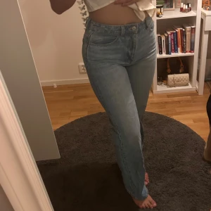 Blå jeans - Supersnygga blå jeans. Aldrig använts. Snygg modell och passar med det mesta.