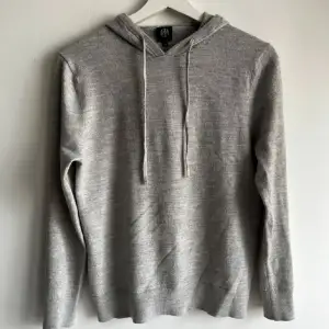 Merinoull hoodie i okej skick i grå färg, riktigt trendig just nu bra för dig som gillar grisch o laidback han på bilden är 174 passar S krympt L finns 2 mikro hål dm vid frågor 