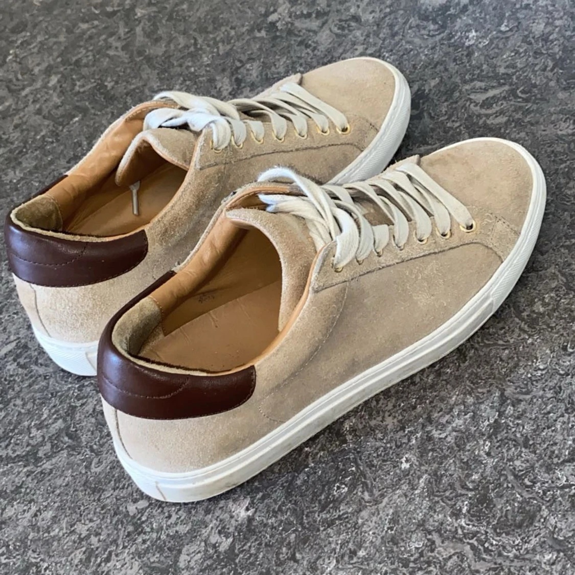 fräscha mocka skor, nästan helt nya för ett bra pris!