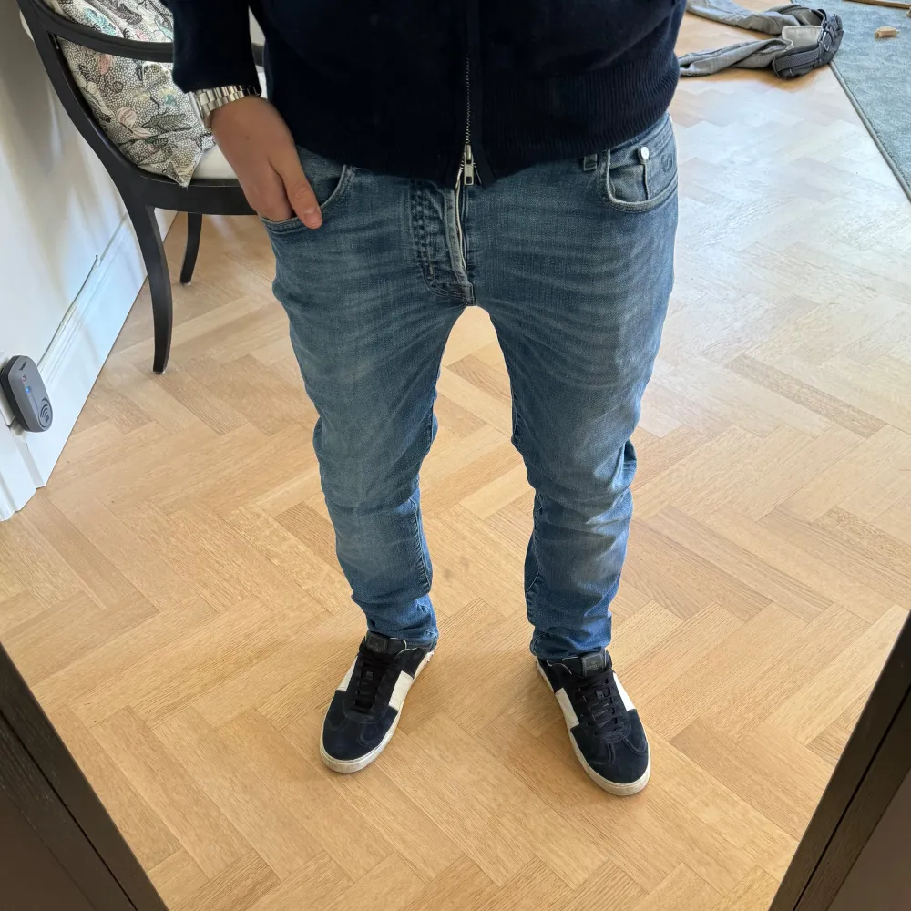 Säljer nu dessa tvärfeta limited edition Jacob Cohen jeansen i bra skick! Jeansen är handgjorda i Italien och håller toppkvalitet! Modellen är slimfit och de är i storlek 32. Vid ytterligare frågor eller funderingar är det bara att höra av sig! 🙌🏽. Jeans & Byxor.