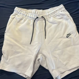 Tech flecce shorts - De ba o skriva vid frågor o funderingar 