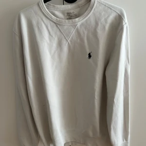 Ralph lauren tröja  - Säljer nu denna super snygga Ralph Lauren tröja i super skick. Storlek S, säljes pga för liten