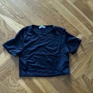 Svart croptop - Svart T-shirt croptop, lite mjukare och slätare typ. Typ lite baddräkts material, aldrig använd endast provad, den är lite mindre i storleken. 