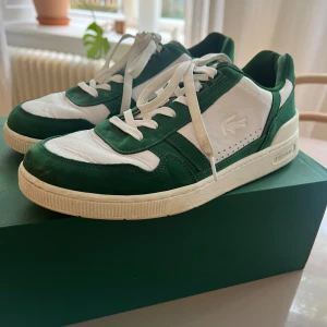 Lacoste sneakers - Väldigt bra skick storlek 44 Mocka och skinn  Lacoste sneakers