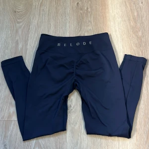 Prime Scrunch Tihts - Blå - Jättefina seamless tights med scrunch. Använda ca fem gånger så i nyskick! Nypris 699 kr 💙💙