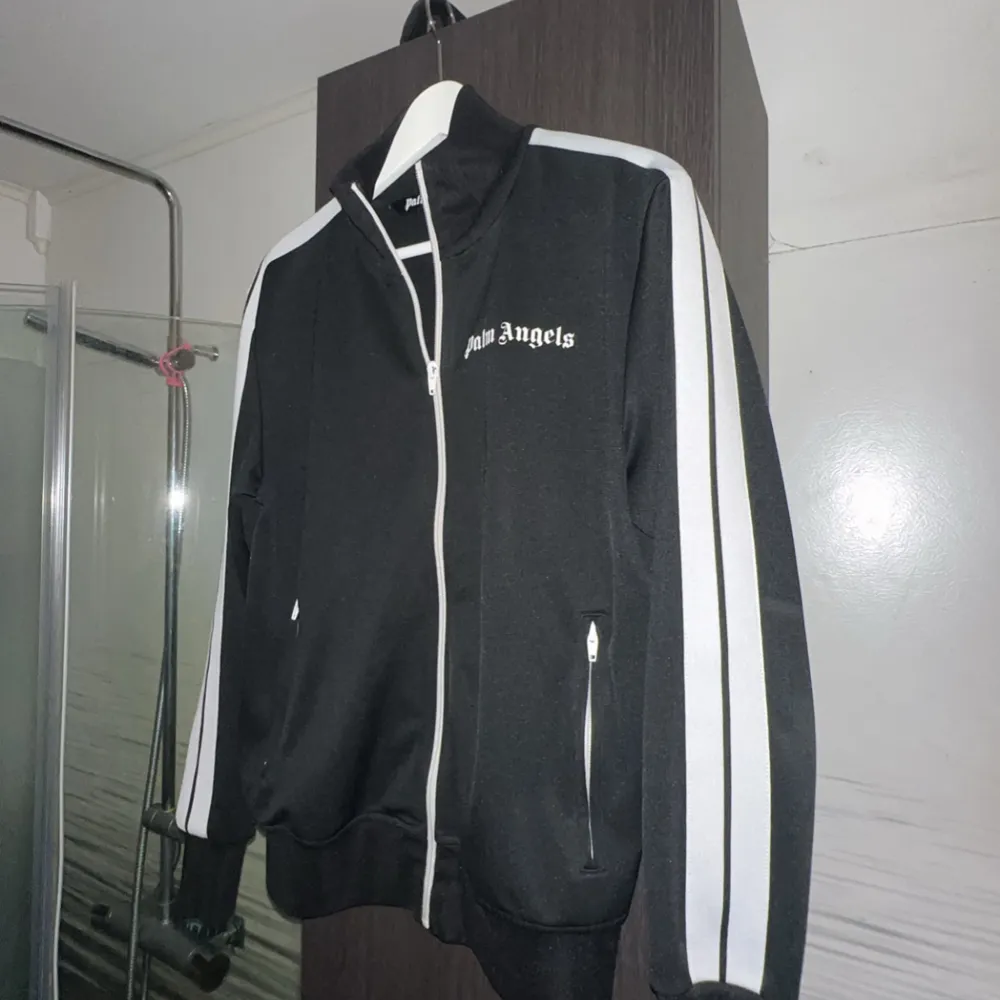 Palm Angels Tracktop Storlek Medium 7/10, flaw på kragen annars fint skick  1400kr. Tröjor & Koftor.