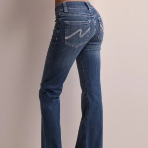 Nelly jeans - Lågmidjade nelly jeans, aldrig använda och slutsålda. Lånade bilder skriv för egna 💖 Lite störra i storlek så skulle även kunna passa 34.