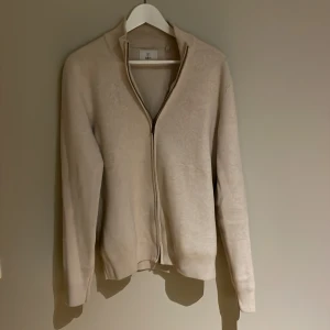 Bläck zip tröja - Riktigt skön zip tröja från Bläck med en härlig beige färg och allmänt soft tröja me ruggigt skönt material. Skick 10/10 - Nyskick, då den inte passar mig och jag köpte den i MOS men inte kunde returnera den då jag bor i GBG Pris ej hugget i sten!