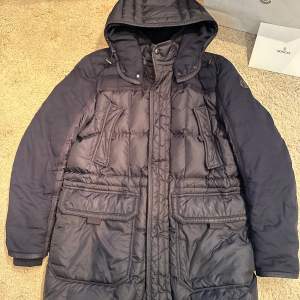 Moncler avrier guibotto. Storlek 4 motsvarar L/Xl. Super fint skick, förutom att en knapp fattas, inget som påverkar nått. Pris 6599kr 