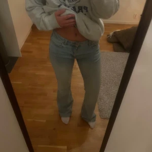 Lågmidjade jeans  - Lågmidjade jeans i storlek 38 från gina tricot🥰 Defekter finns på med i bilderna då dem är slitna längst ner 😄 Säljer där med billigt