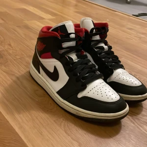 Jordan 1 röd svart och vit  - Dom ser rätt nya ut och har bara använt 3 gånger pga för små 
