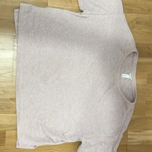 Rosa långärmad tröja  - Säljer en superskön och fin rosa långärmad tröja! Sparsamt använd. Har fina detaljer på sidan (se bild). Funkar perfekt till ett par gråa jeans. 🥰S