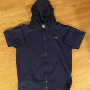 Säljer min Lacoste zip Hoodie då den knappt använts. Väldigt bra skick och riktigt snygg. Storlek M. Kan frakta eller mötas upp. Vet ej om äkta