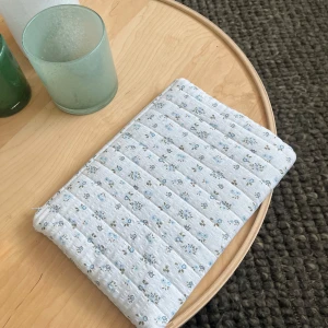Datorfodral - Handgjort datorfodral som passar 13 tum laptops💙 kika gärna in min instagram @madeeby.lilo 🥰Går att tvätta med stängd dragkedja i handtvättsprogrammet 🥰