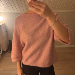 &other strories stickad t-shirt - Säljer denna rosa stickade tröjan från &other stories i storlek S💕 Bra skick! Nypris 780kr 