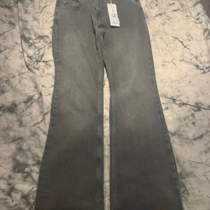 helt nya jeans  - helt nya och aldrig använda, nypris 499kr 