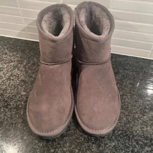 Uggs Nelly  - Säljer dessa uggs från nelly. De är aldrig använda och dessutom impregnerade (gjorts vattentåliga). Hör av er vid frågor 