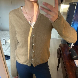 Kofta  - Brun kofta men vet ej vart den kommer ifrån eller storlek. En knapp är borta längst ner 