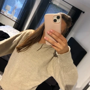 Beige stickad hoodie - Super super snygg och trendig stickad hoodie från Gina som bara använts en gång men säljer för den inte kommer till användning❤️ passar verkligen in till hösten och vintern nu🍁❤️